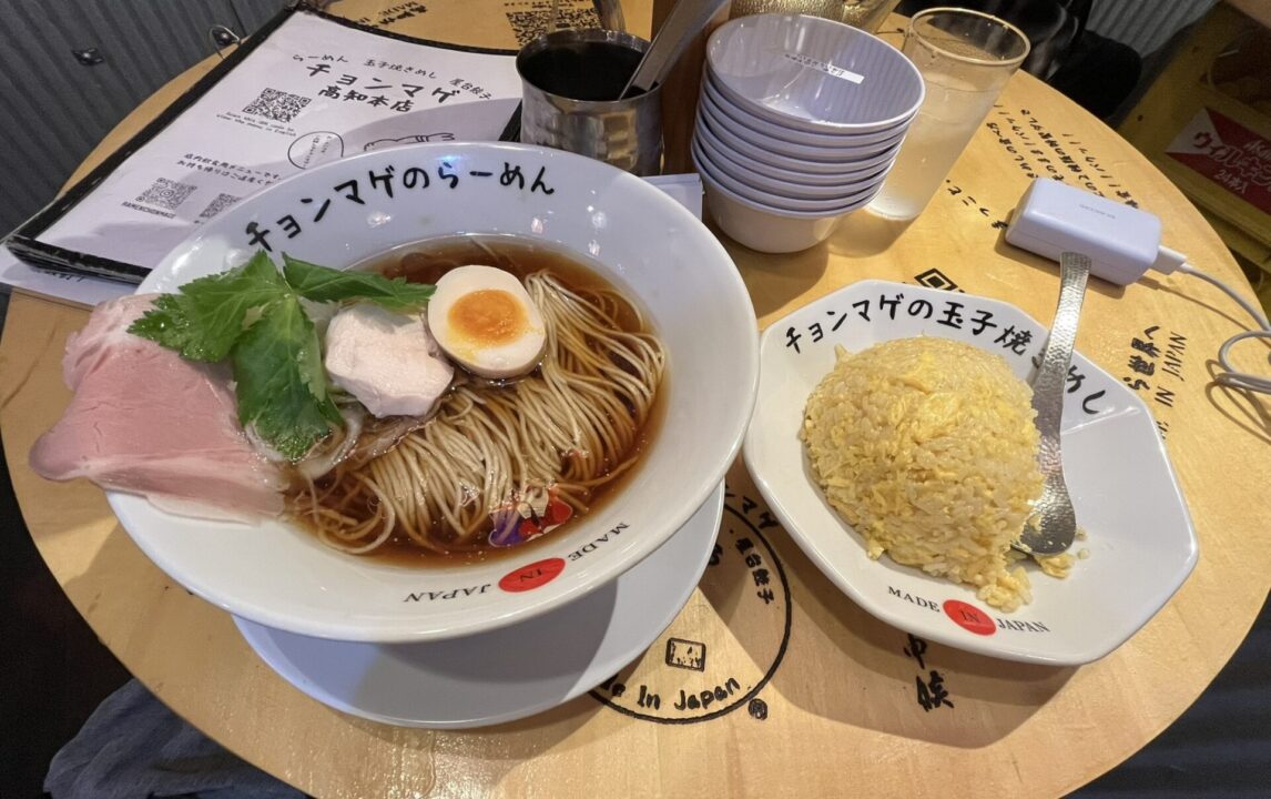 「らーめん チョンマゲ 高知本店」で注文した醤油ラーメンと玉子焼きめし