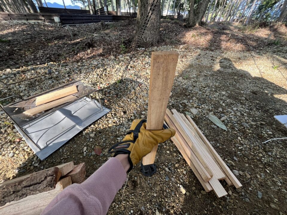 置き型の薪割りクサビで薪割り
