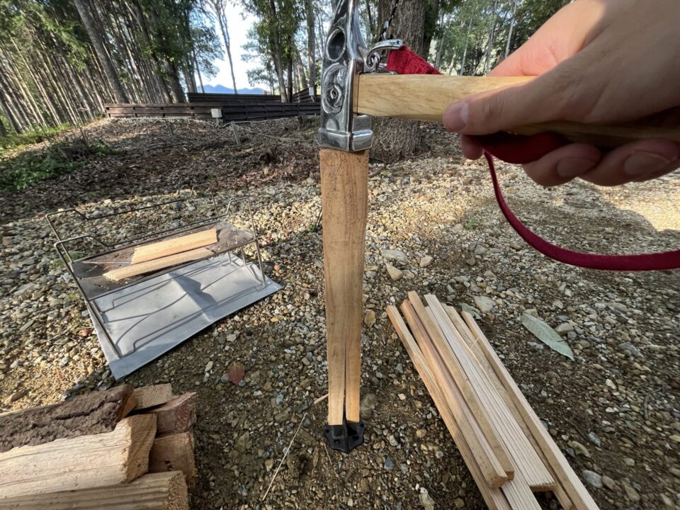 置き型の薪割りクサビで薪割り