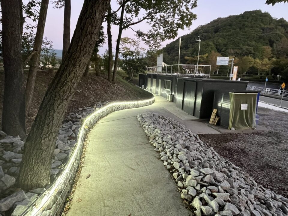 日本のへそ キャンプ場」 管理棟まで続く道のライトアップ