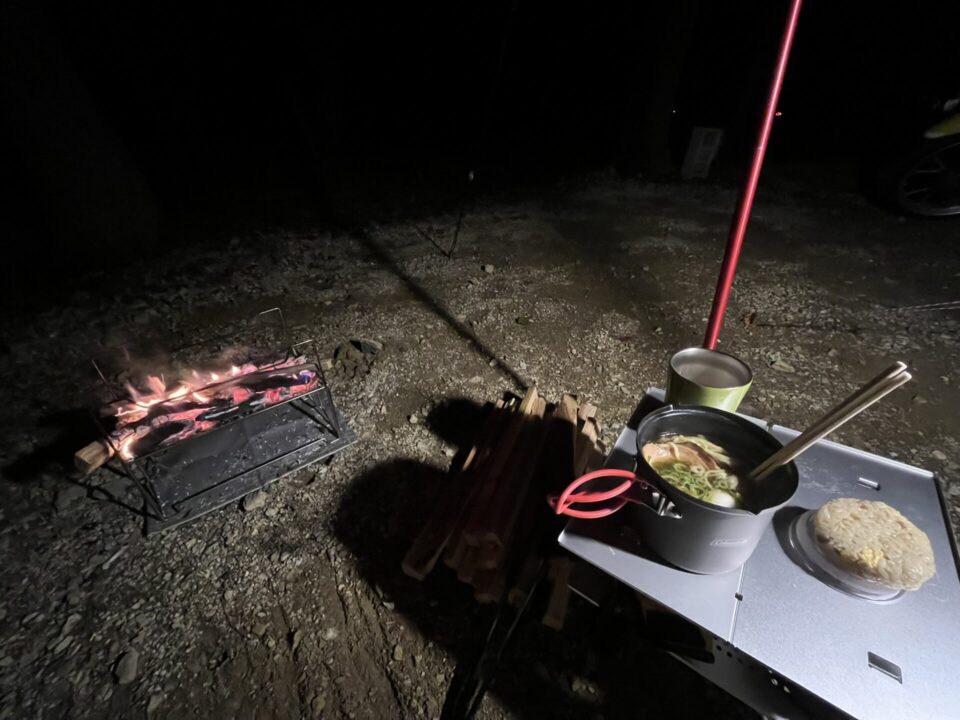 日本のへそ キャンプ場」 ソロサイト S3 焚火とラーメン