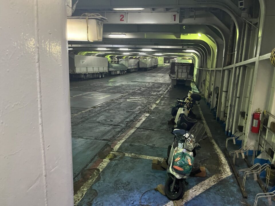 フェリー りつりん2 バイク置き場