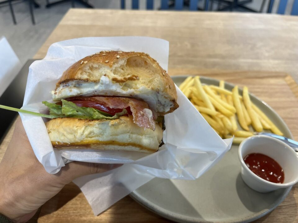 道の駅「くるくるなると」 徳島ブランド牛を使用した「阿波黒牛100%バーガー」