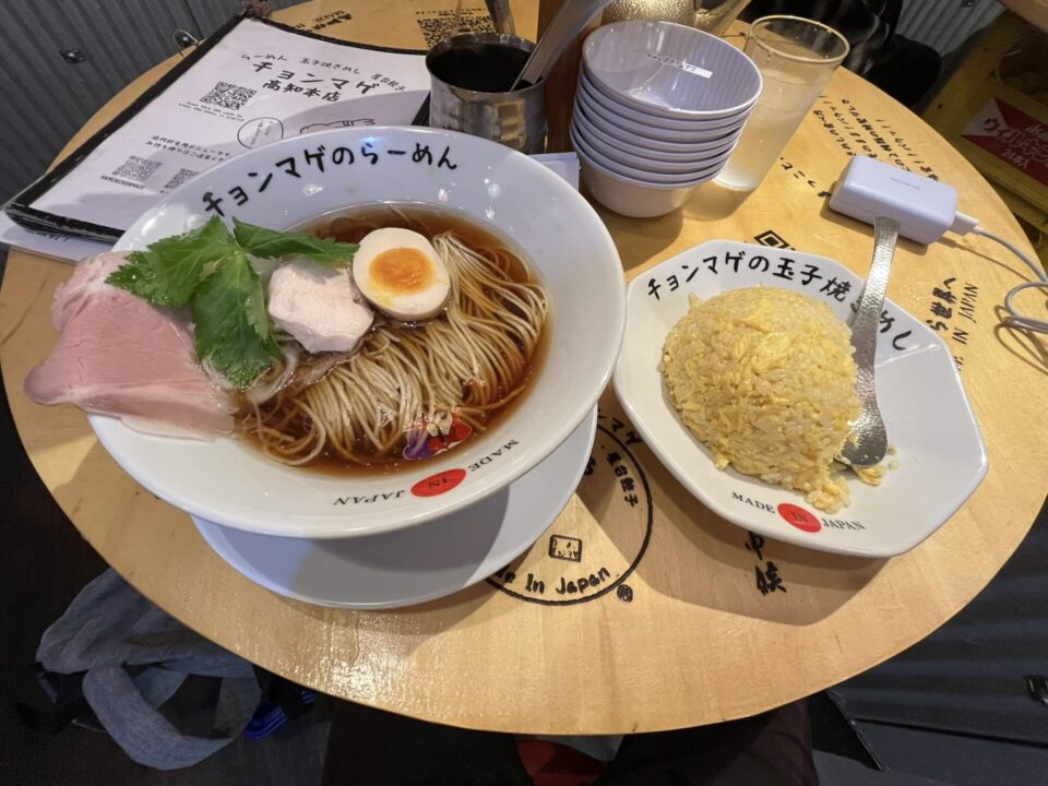 「らーめん チョンマゲ 高知本店」で注文した醤油ラーメンと玉子焼きめし