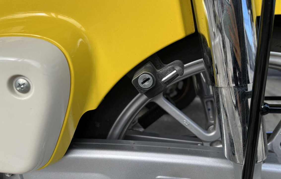 スーパーカブ110のヘルメットホルダー