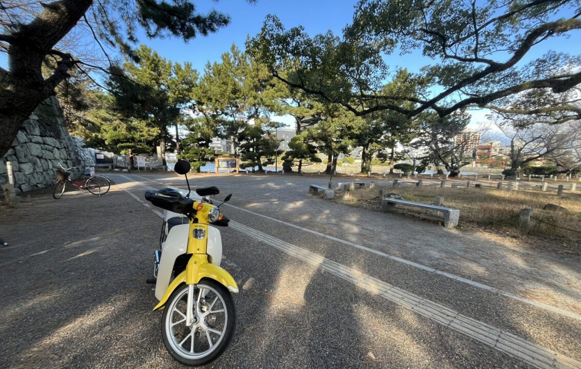 和歌山城公園南側の県道138号線(三年坂通り)沿いから、公園内に入ったところにある駐輪場