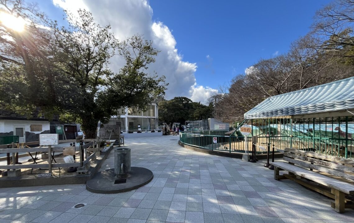 和歌山城公園動物園の敷地内