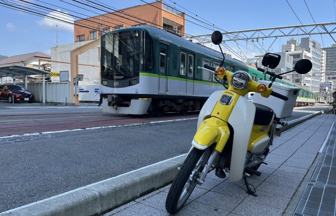 スーパーカブと京阪電車　併用軌道