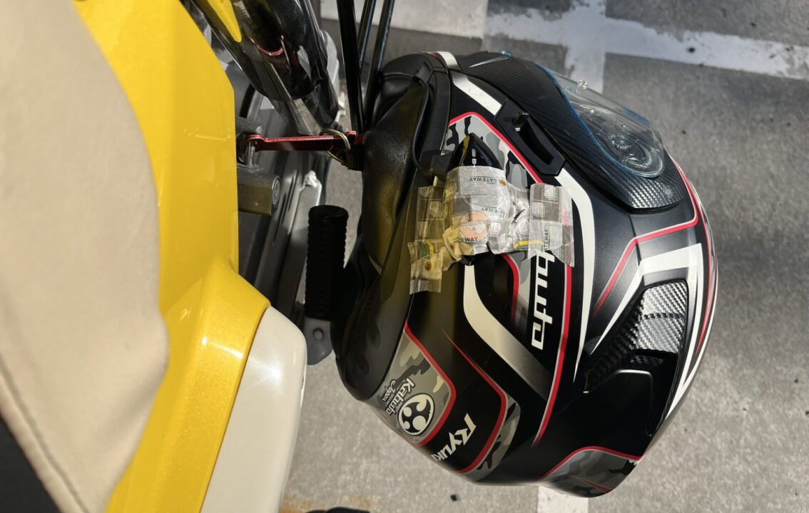 ヘルメットロックアシストを使って、ヘルメットホルダーに引っ掛けたフルフェイスのヘルメット