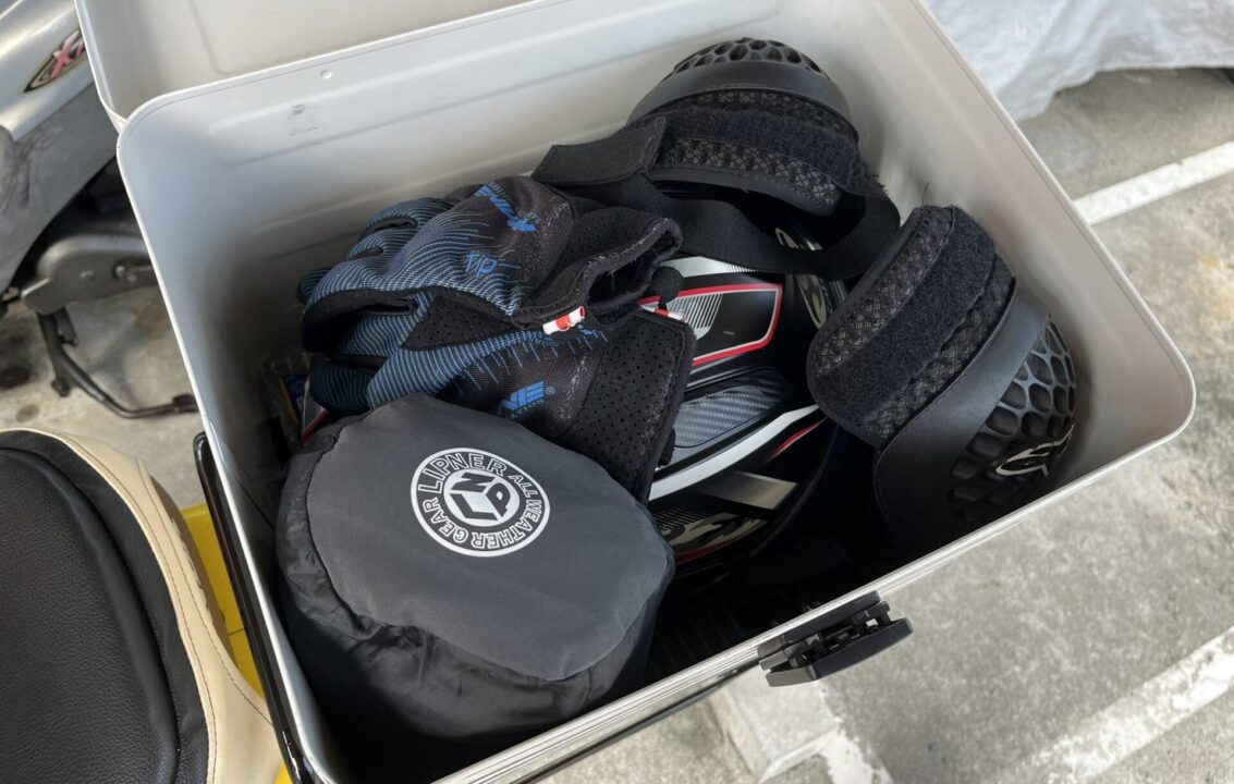 スーパーカブ110に取り付けている装備の紹介　リアボックス　中身