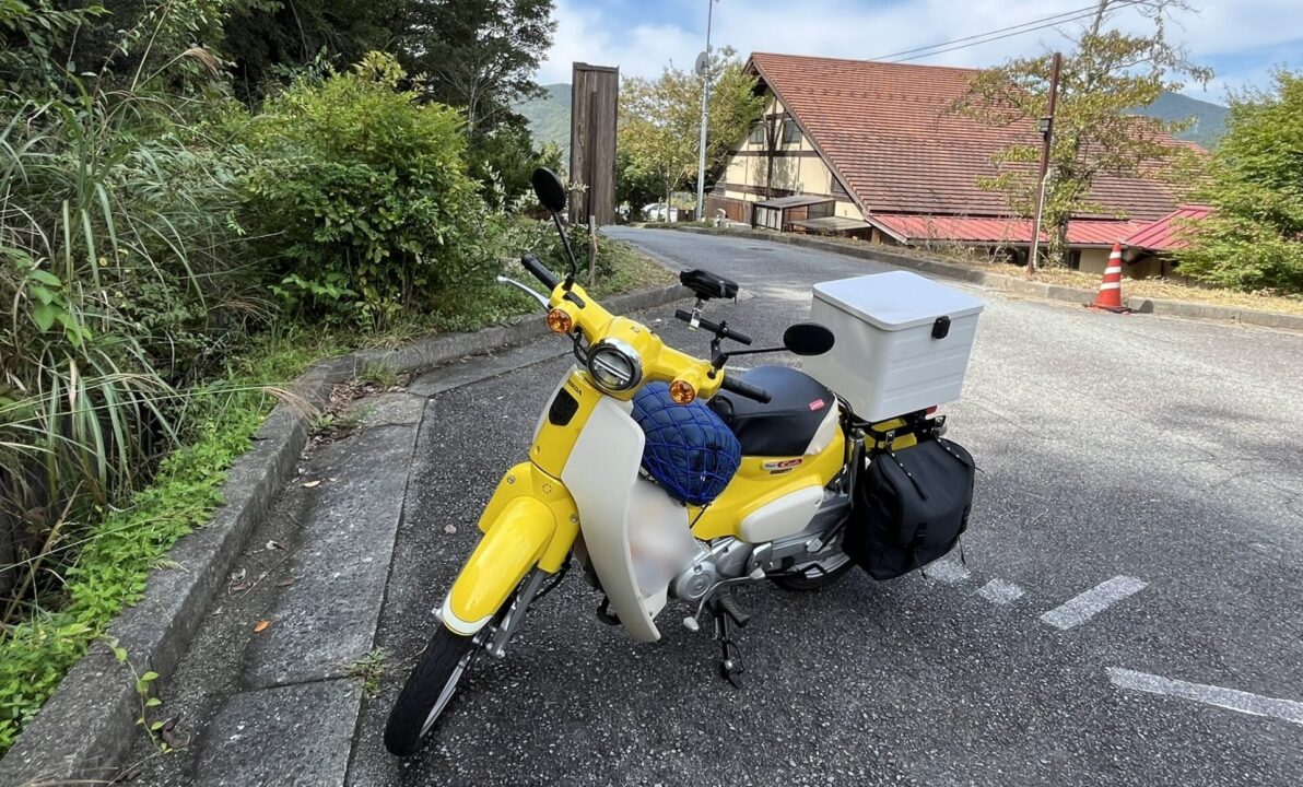 スーパーカブ110に取り付けている装備の紹介　センターキャリアに載せたシュラフ