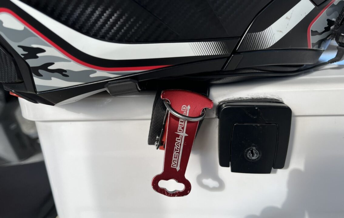 ヘルメットロックアシスト