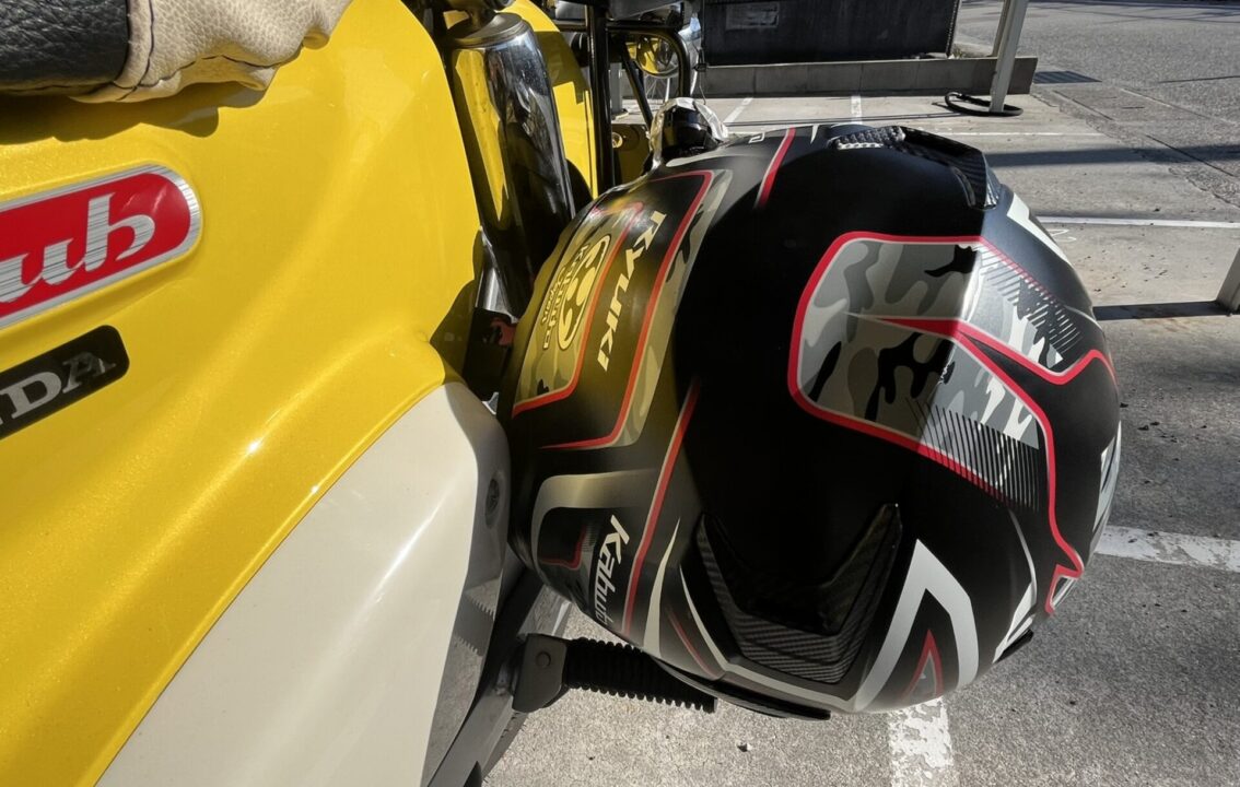 ヘルメットロックアシストを使って、ヘルメットホルダーに引っ掛けたフルフェイスのヘルメット