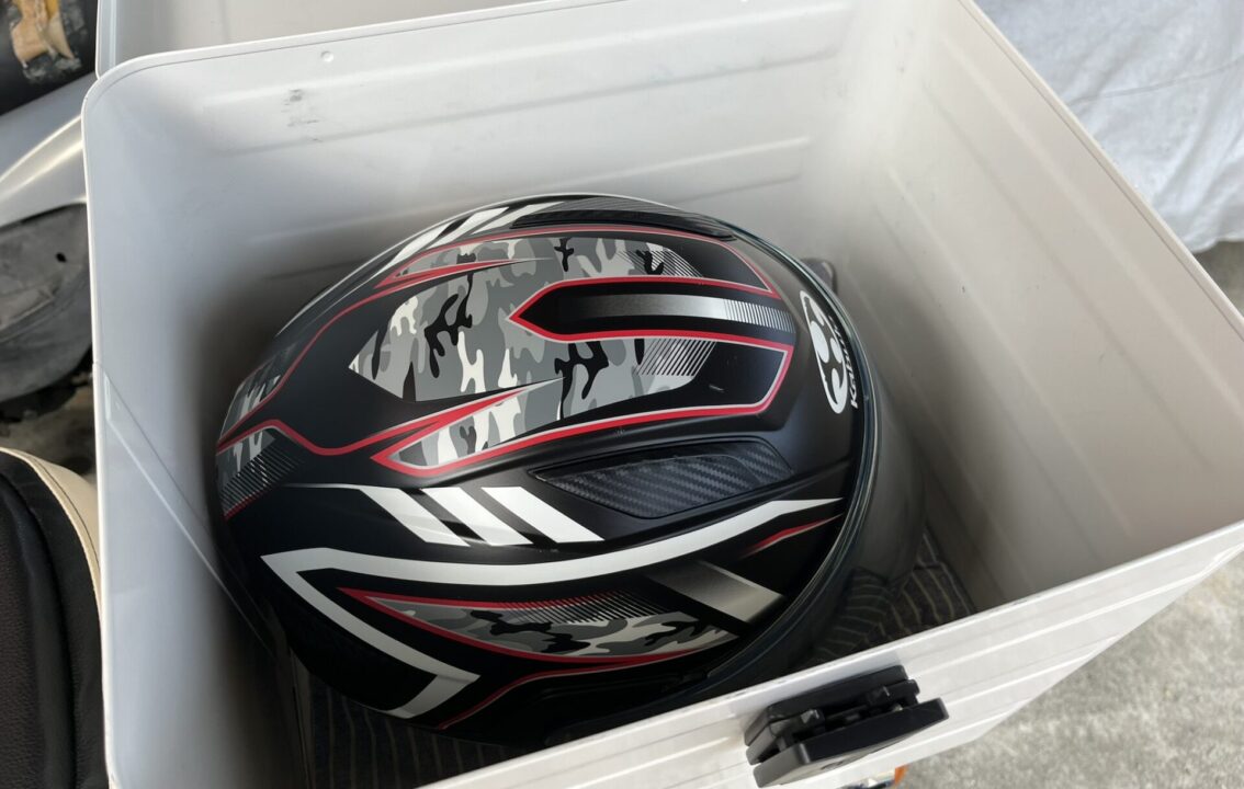 Hondaラゲージボックスに入っているフルフェイスのヘルメット