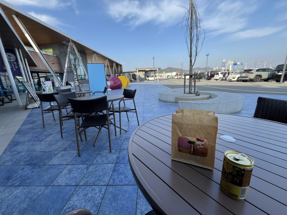 「道の駅 くるくるなると」のテラス席