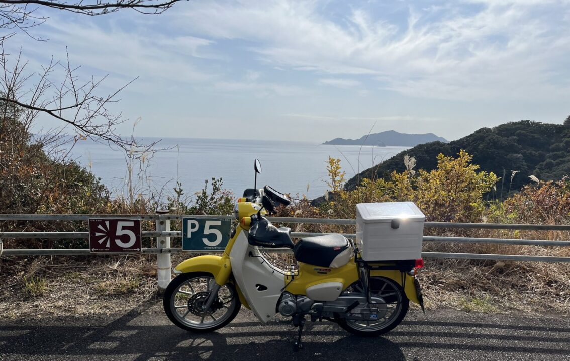 南阿波サンラインにある第2展望所でスーパーカブを撮影