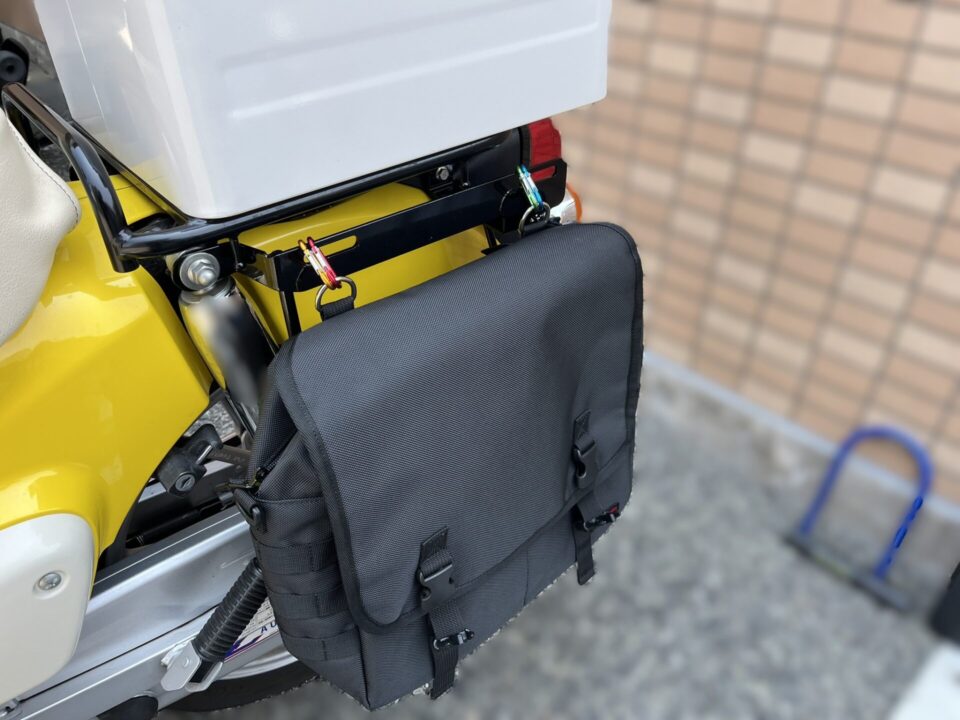 スーパーカブ110に取り付けている装備の紹介　サイドバッグサポートに引っ掛けたサイドバッグ