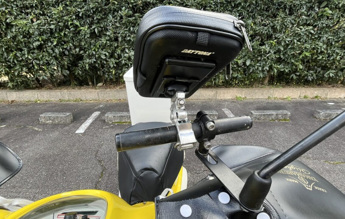 スーパーカブ110に取り付けている装備の紹介　ワールドウォークのスマホマウントバー