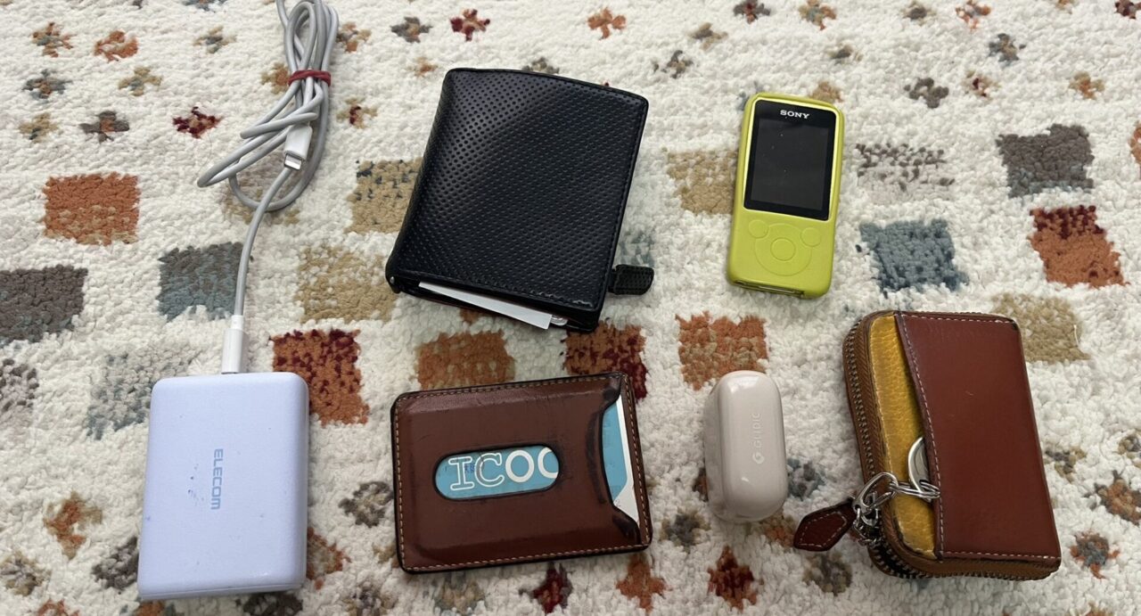 宿泊ツーリング 持ち物 現金・クレジットカードが入った財布