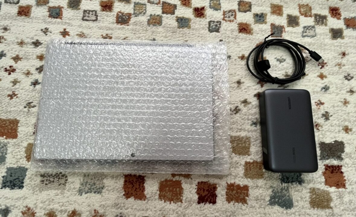 宿泊ツーリング 持ち物 パソコン、パソコン用のモバイルバッテリー
