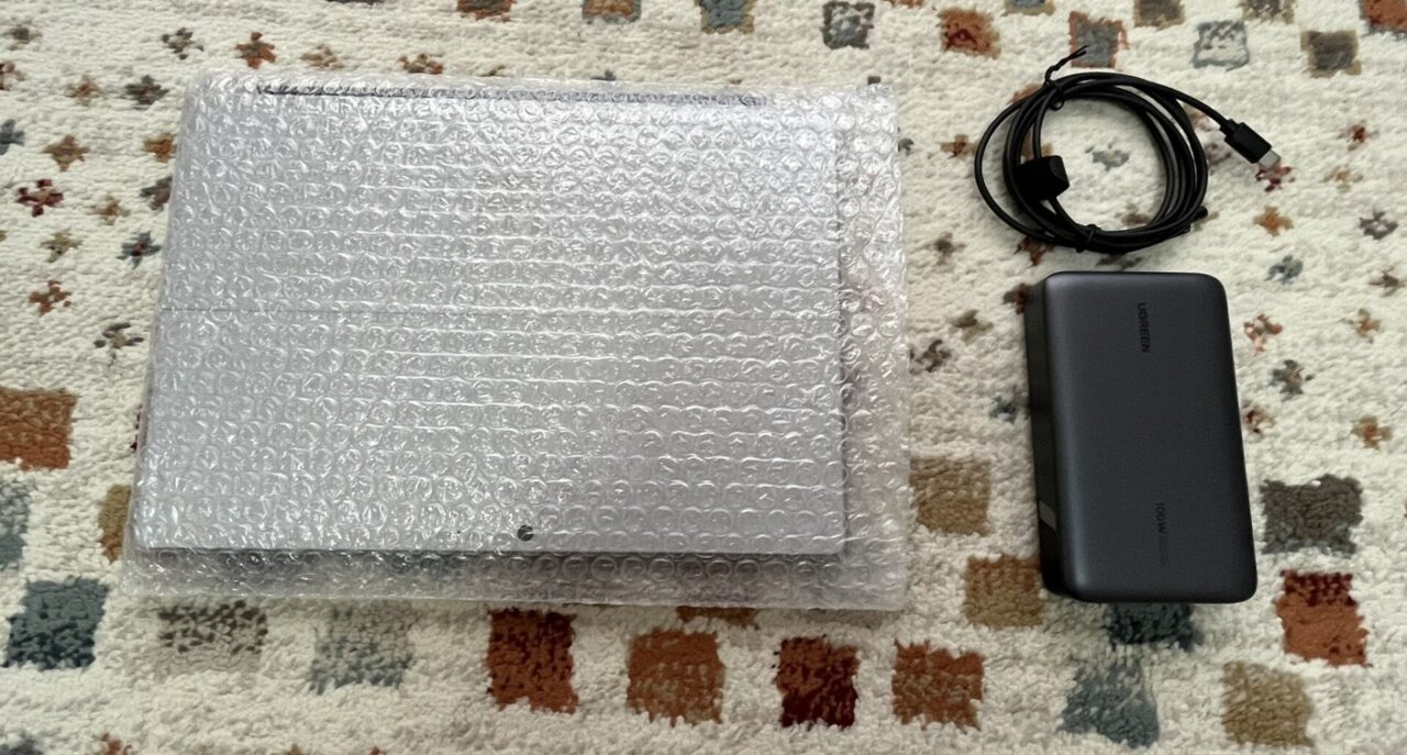 宿泊ツーリング 持ち物 パソコン、パソコン用のモバイルバッテリー