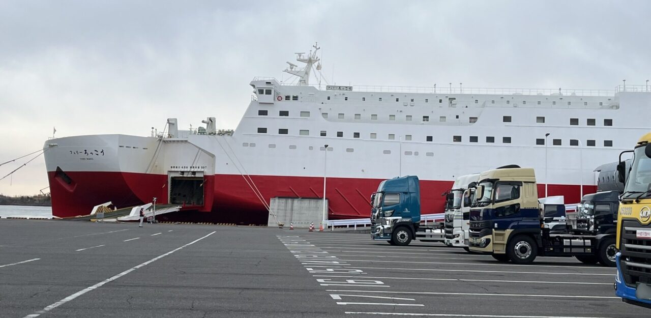 宮崎港に停泊する宮崎カーフェリー