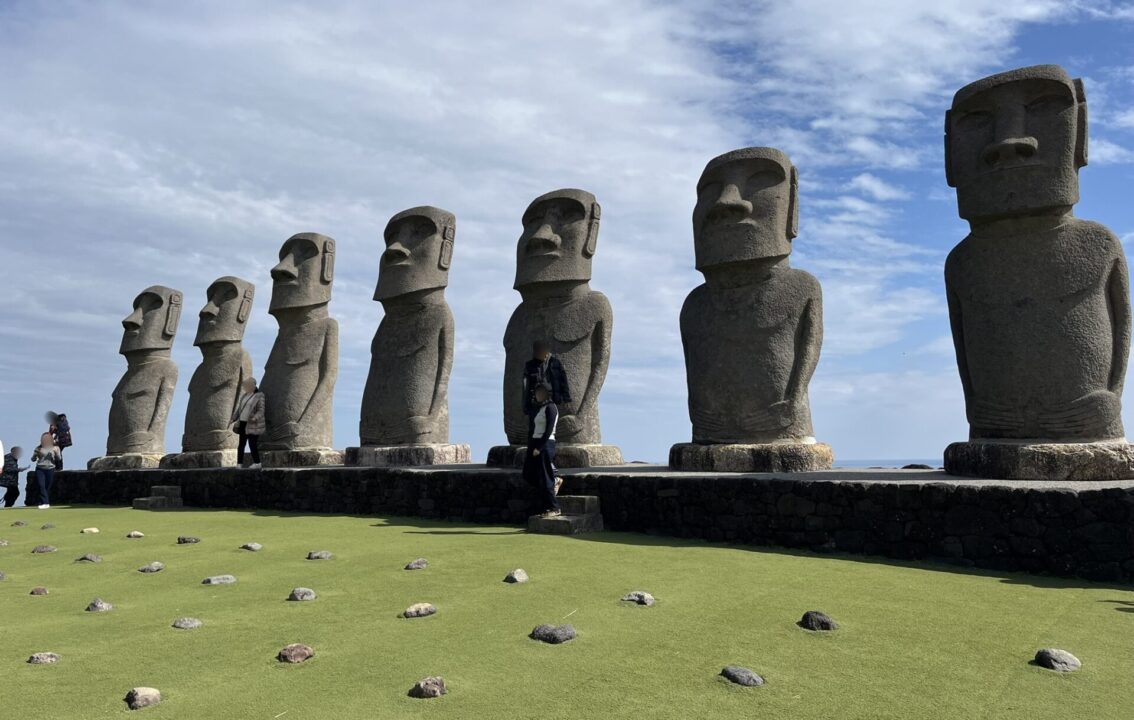 サンメッセ日南　7体のモアイ像