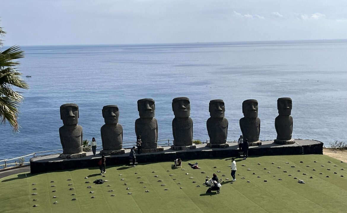 サンメッセ日南　7体のモアイ像