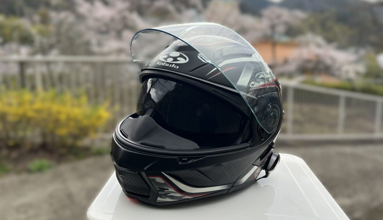 Kabuto　システムヘルメット　シールドを開けてインナーサンシェードを降ろした写真